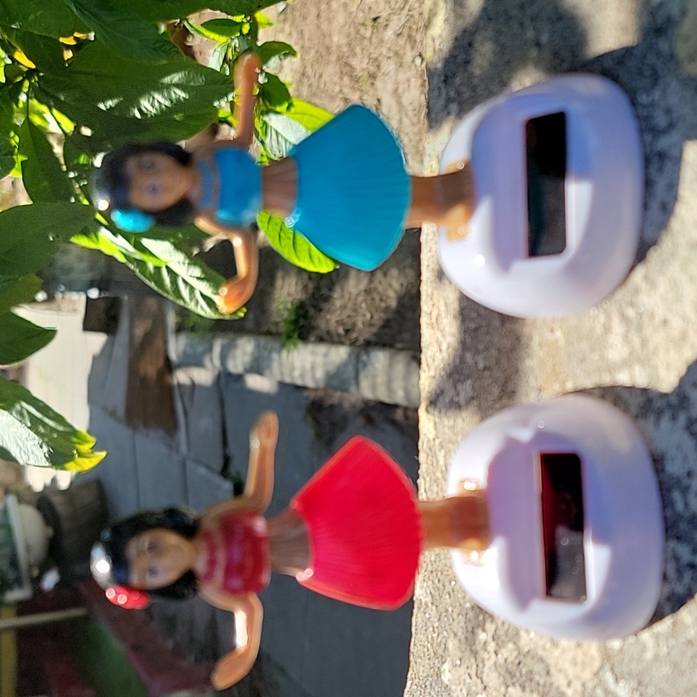 NWT/ Solar Powered Dancing Hula Girl Swinging Bobble ( set of 2)